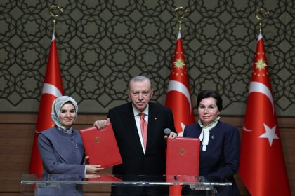 Erdoğan; ''Bizler yakın geçmişte bürokratik oligarşiden 'bugün git yarın gel' anlayışından, 'hamili kart yakınımdır' zihniyetinden çok çektik''
