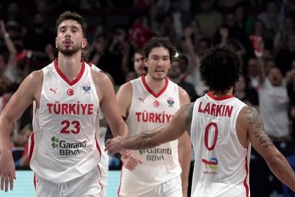EuroBasket 2025'te çeyrek final maçında Türkiye, Polonya'yı 91-77 yendi ve yarı finale yükseldi