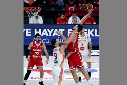 EuroBasket 2025'te final için sahadayız ilk yarı: Türkiye 49-31 Yunanistan