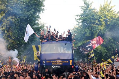 Fenerbahçe Beko Euroleague şampiyonluğunu Göztepe parkında kutluyor