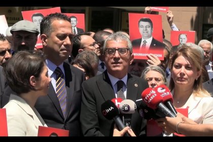 Gökhan Günaydın, Adalet Bakanlığı önünde konuştu: Ne yoldaşlarımızı hapishanelerde terk ederiz, ne döner Ankara'ya sizin gibi salon siyaseti yaparız, ne de size teslim oluruz!