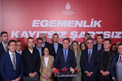 İBB Başkanvekili Nuri Aslan, 26 Nisan sabahı İBB’ye yapılan operasyon açıklamasında; başkanlarımız ve 92 bin çalışanımızla; İstanbul halkına hizmet için işimizin başındayız!