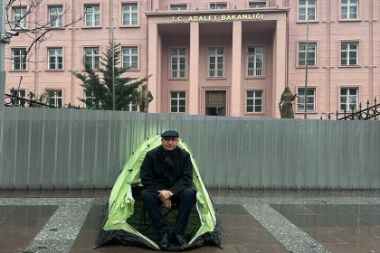 Mahmut Tanal Ankara Adalet Bakanlığı önünde yağmur altında adalet nöbeti tuttu; Gençlerin eğitimi, güvenlik bahanesiyle kurban edilemez!