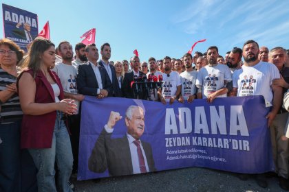 Özgür Özel, 'Adana’dan Silivri’ye Özgürlük Yürüyüşü' gerçekleştiren CHP Gençlik Kolları üyeleriyle Silivri Cezaevi’nde buluştu