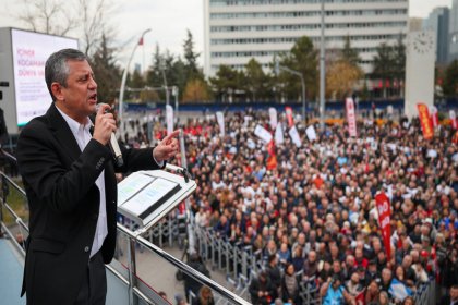 Özgür Özel Ankara'da emekli ve emekçi mitinginde konuştu: tek adam kaybedecek, yine yurttaş bütçe hakkını söke söke alacaktır!