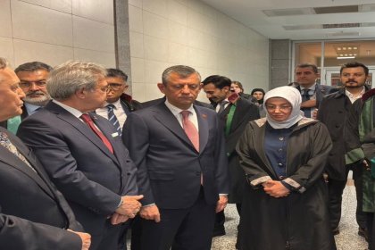 Özgür Özel, Ayşe Ateş Ümit Özdağ davasını izlemek üzere Çağlayan adliyesinde