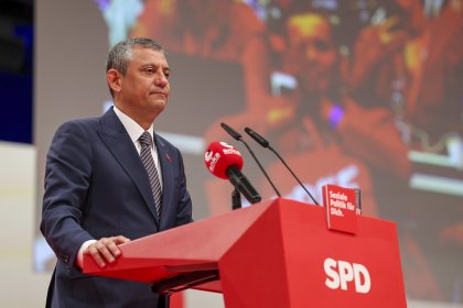 Özgür Özel, Berlin'de konuştu: Umutluyuz; çünkü artık Türkiye’de demokratik güçler yükseliştedir. Bunun liderliğini de partimiz yapmaktadır!