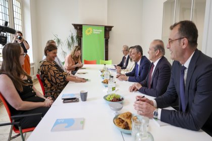 Özgür Özel, Brüksel’de, EGP Eş-Başkanı Vula Tsetsi ile bir araya geldi