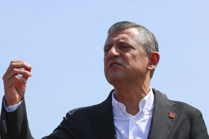 Özgür Özel; Bu kadar ağır yükümüz, derdimiz, tasamız, mücadelemiz, yasımız varken, öyle üç beş tane soytarıya zaten pabuç bırakmayızA