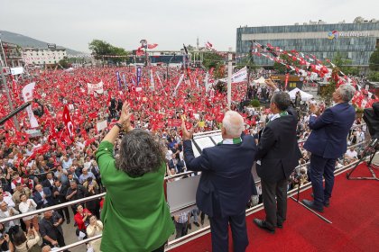 Özgür Özel, Bursa'da konuştu; ‘Cumhuriyet Halk Partisi’nin kalesi’ diye bir şey de yok. Kaleler bitsin, kutuplaşma bitsin. Bizim de kalelerimiz bu milletin birliğine feda olsun!