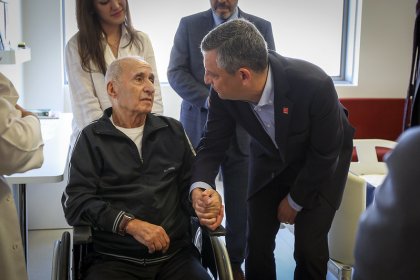 Özgür Özel, CHP'nin eski Genel Başkanı Hikmet Çetin’i hastanede ziyaret etti