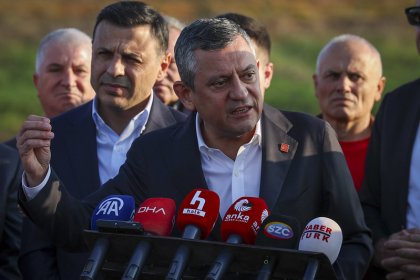 Özgür Özel: Cumhuriyet Halk Partisi’ndeki dinamizmi, kenetlenmeyi, bütünleşmeyi ve milletin bundan duyduğu heyecanı gördü. Morali bozuk!