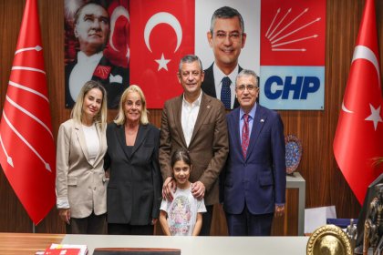 Özgür Özel, Denktaş Ailesi ile İstanbul'da çalışma ofisinde bir araya geldi