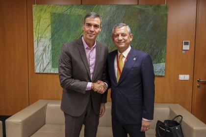Özgür Özel, İspanya Başbakanı ve Sosyalist Enternasyonal Başkanı Pedro Sanchez ile bir araya geldi
