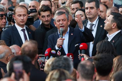 Özgür Özel İstanbul'dan Ankara'ya giderken konuştu; Biz bir santim eğilirsek, birileri bu milleti diz çöktürür. Buna izin vermeyeceğiz!