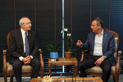 Özgür Özel, Kemal Kılıçdaroğlu’na taziye ziyaretinde bulundu