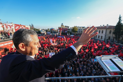 Özgür Özel Kilis'te konuştu: Yerel yönetimlerde Türkiye'nin yüzde 65'i değişti, şimdi sıra; baştaki iktidarı değiştirmeye, milletin yüzünü güldürmeye geldi!