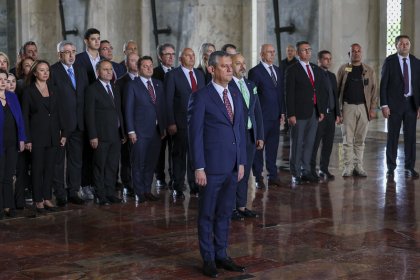 Özgür Özel, PM, YDK Üyeleri ve Milletvekilleriyle Anıtkabir'i Ziyaret Etti