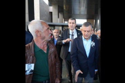 Özgür Özel, Sırrı Süreyya Önder için AKM'de yapılan tören çıkışında saldırıya uğradı!