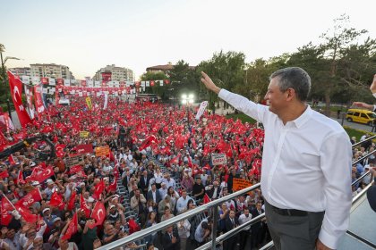 Özgür Özel: Sivas meydanından Erdoğan’a sesleniyorum; AK Parti’nin iktidarı bitiyor, gidiyorsunuz. Bakan evlatlarının dönemi kapanıyor, vatan evlatlarının dönemi başlıyor!