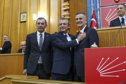 Özgür Özel, TBMM Grup toplantısında gündemi değerlendirdi ve Sakarya Bağımsız Milletvekili Ümit Dikbayır'a rozet taktı