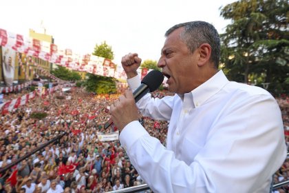 Özgür Özel, Trabzondan seslendi: Aziz İhsan Aktaş. 388 ihale almış. 300’ünü AK Parti’den almış, 88’ini CHP’den; Ama yüzde 23 cezaevinde, yüzde 77’nin keyfi yerinde!