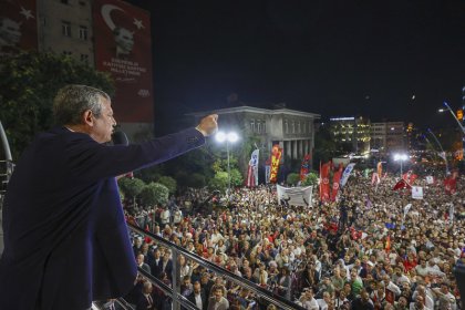 Özgür Özel'den Beyoğlu'ndan Erdoğan'a: 9 dalga yaptınız, 99 dalga da yapsanız buradayız. Ayaktayız, eylemdeyiz!