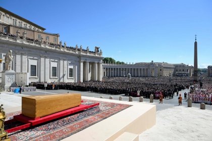 Papa Francis için cenaze töreni yapılıyor