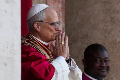 Papa XIV. Leo, 267. Papa olarak ilk kez Aziz Petrus Bazilikası'nın balkonundan halkı selamladı