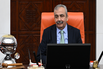 Sırrı Süreyya Önder'in aort damarı yırtıldı; ameliyatı 8 saattir sürüyor, durumu ciddiyetini koruyor!