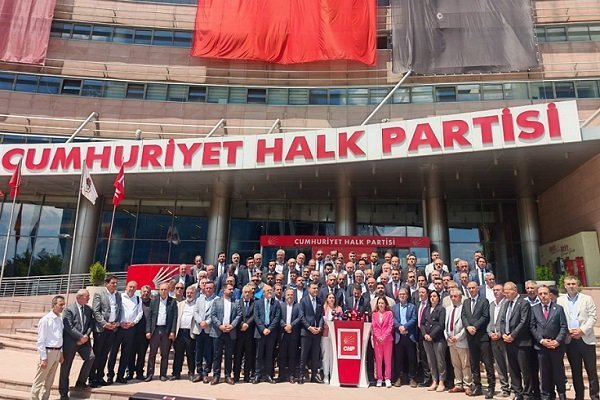 74 il başkanından CHP Genel Merkezi önünde çağrı: 10 gün içinde kurultay