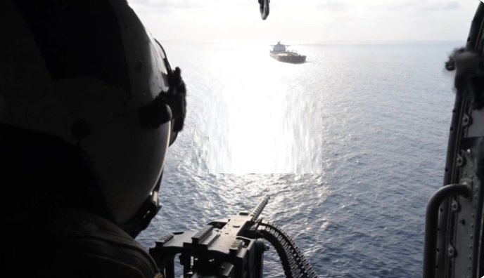 ABD, İran’a ait bir kargo gemisine ateş açarak işgal etti