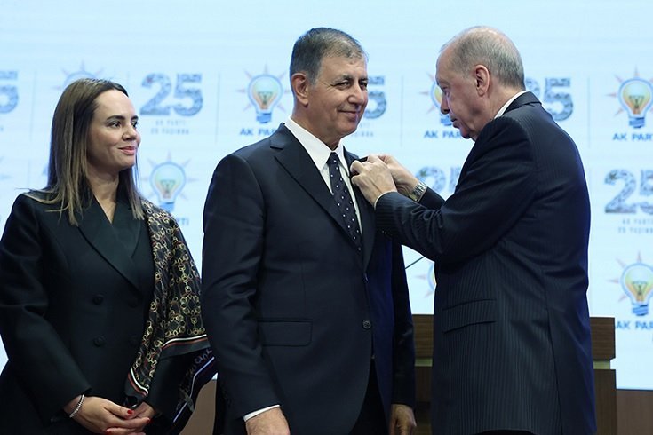 AK Parti'ye katılan İzmir Büyükşehir Belediye Başkanı Cemil Tugay'a AK Parti Genel Başkanı Erdoğan rozet taktı
