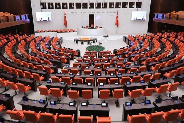 AKP TBMM Grup Başkanlığı, 'Çerçeve Kanun Teklifi'ni milletvekillerinin imzasına sundu AKP TBMM Grup Başkanlığı, 'Çerçeve Kanun Teklifi'ni milletvekillerinin imzasına sundu