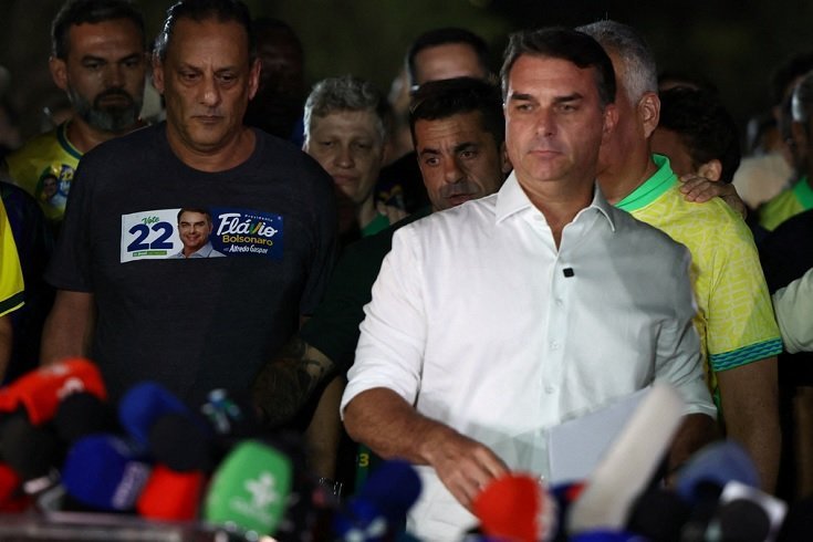 Brezilya'da seçimleri kaybeden Bolsonaro'nun oğlu Senatör Flavio Bolsonaro'ya yurt dışı yasağı Brezilya'da seçimleri kaybeden Bolsonaro'nun oğlu Senatör Flavio Bolsonaro'ya yurt dışı yasağı