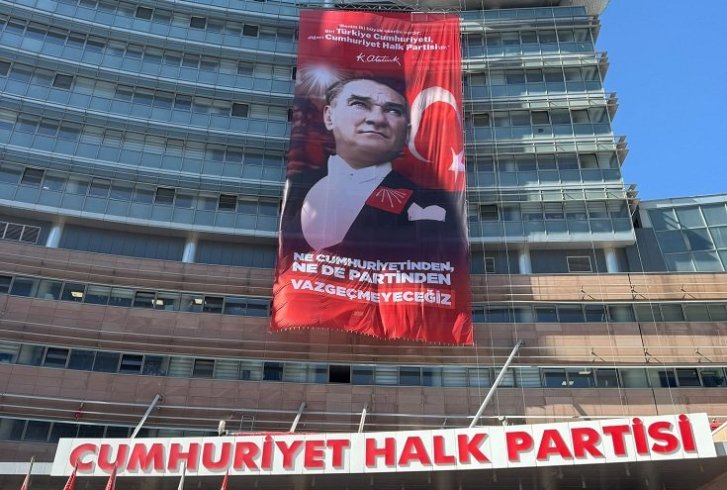 CHP Genel Merkezi’ne 'Ne cumhuriyetinden ne de partinden vazgeçmeyeceğiz' pankartı CHP Genel Merkezi’ne 'Ne cumhuriyetinden ne de partinden vazgeçmeyeceğiz' pankartı