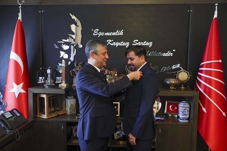 CHP İletişim'den açıklama; 'Özgür Özel'in yoğunlukta rozet taktığı, henüz resmi kayıt işlemi yapılmayan Arif Kocabıyık’ın parti üyelik işlemleri durdurulmuştur'