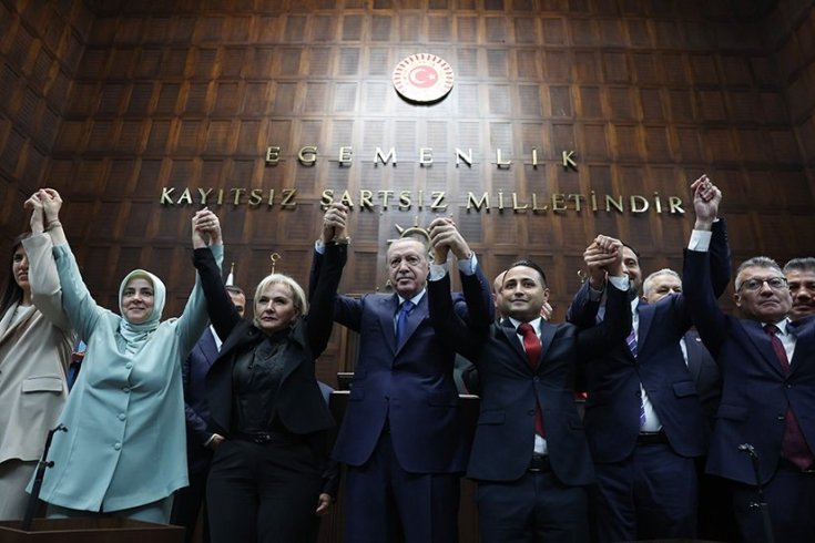CHP'den istifa eden ve AKP'ye katılan Nimet Özdemir'e rozetini Cumhurbaşkanı Erdoğan taktı