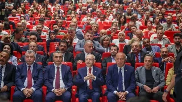 CHP'nin üye katılım toplantısında 'figüran' iddiası hakkında, İstanbul Cumhuriyet Başsavcılığı soruşturma başlattı CHP'nin üye katılım toplantısında 'figüran' iddiası hakkında, İstanbul Cumhuriyet Başsavcılığı soruşturma başlattı