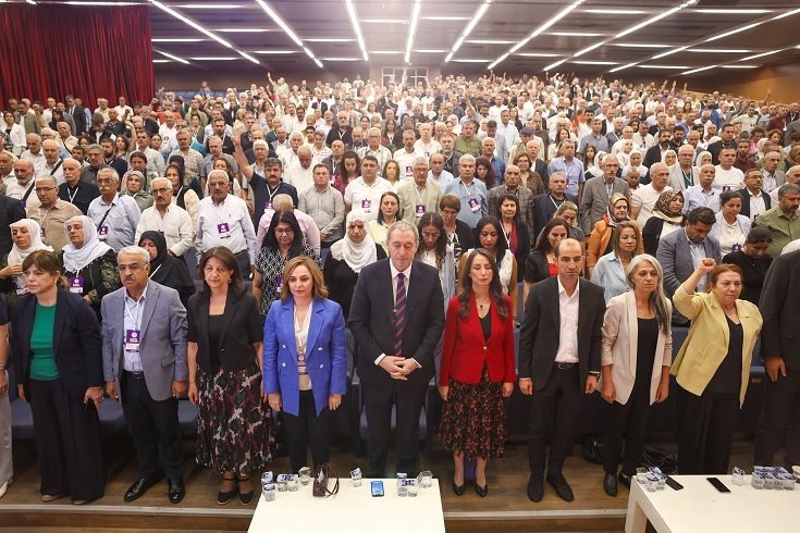 DEM Parti, Parti Meclisi'ni 33 isim ile yeniledi; DEM Parti'de Tuncer Bakırhan ve Tülay Hatimoğulları yeniden Eş Genel Başkan seçildi DEM Parti, Parti Meclisi'ni 33 isim ile yeniledi; DEM Parti'de Tuncer Bakırhan ve Tülay Hatimoğulları yeniden Eş Genel Başkan seçildi