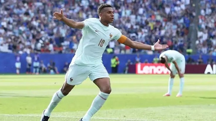 Dünya Kupası'nda çeyrek finalin ilk maçında Fransa-Fas'ı 2-0 yendi Dünya Kupası'nda çeyrek finalin ilk maçında Fransa-Fas'ı 2-0 yendi