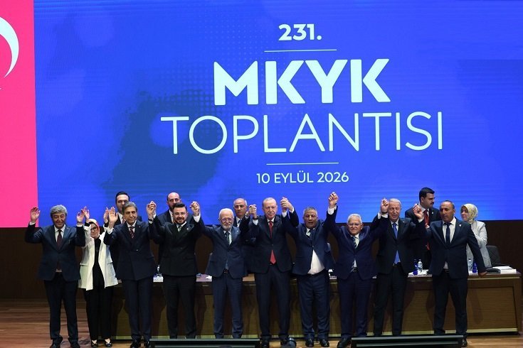 Erdoğan, AK Parti'ye geçen dört belediye başkanına rozet taktı Erdoğan, AK Parti'ye geçen dört belediye başkanına rozet taktı