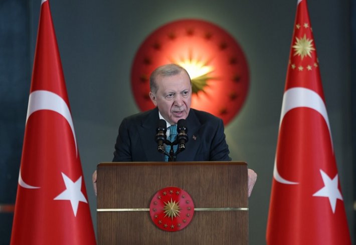 Erdoğan'dan Valilere; devlet bizde yalnızca idari bir teşkilatlanmayı ifade etmez. Aynı zamanda kudret, saadet, şefkat ve merhamet gibi anlamları da ihtiva eder!