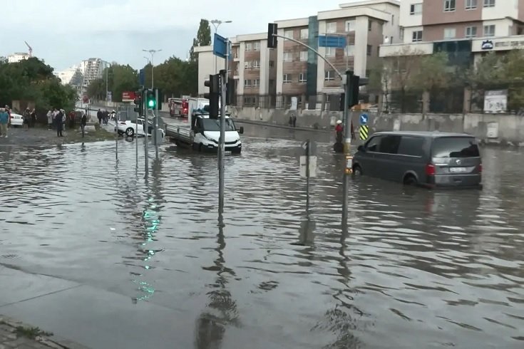 Fatih'te su birikintisine basan çocuk akıma kapılarak hayatını kaybetti