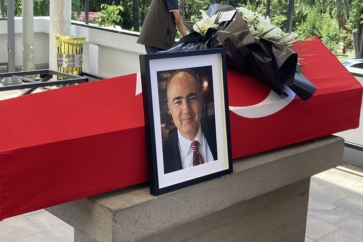 Gazeteci Vedat Yenerer son yolculuğuna uğurlandı Gazeteci Vedat Yenerer son yolculuğuna uğurlandı