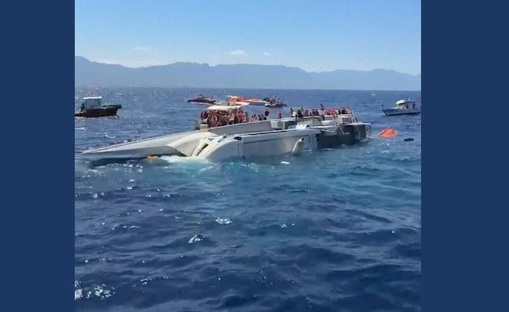Girne açıklarında alabora olan yolcu gemisinde; 237 kişi kurtarıldı, 7 kişi hayatını kaybetti, 23 kişi aranıyor Girne açıklarında alabora olan yolcu gemisinde; 237 kişi kurtarıldı, 7 kişi hayatını kaybetti, 23 kişi aranıyor