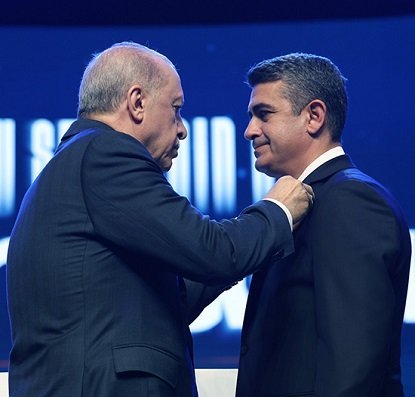 Haymana Belediye Başkanı Levent Koç AK Parti'ye katıldı: Rozetini Erdoğan taktı