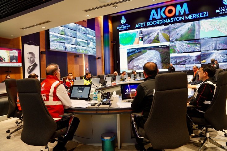 İBB Başkanvekili Nuri Aslan AKOM'dan uyardı: Zorunlu olmadıkça trafiğe çıkmayın; Riskli bölgelerde dikkatli olun!