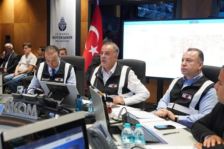İBB Başkanvekili Nuri Aslan AKOM'dan uyardı: Zorunlu olmadıkça trafiğe çıkmayın; Riskli bölgelerde dikkatli olun!