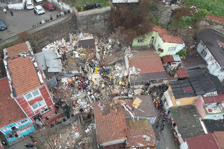 İBB'den Fatih'te yıkılan 2 bina hakkında açıklama: 1 ölü, 1’i ağır 10 yaralı enkazdan çıkarıldı